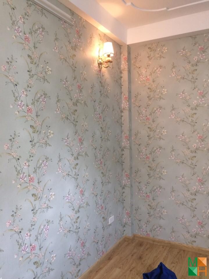 thi-cong-giay-dan-tuong-hoa-la-mau-xanh (3)